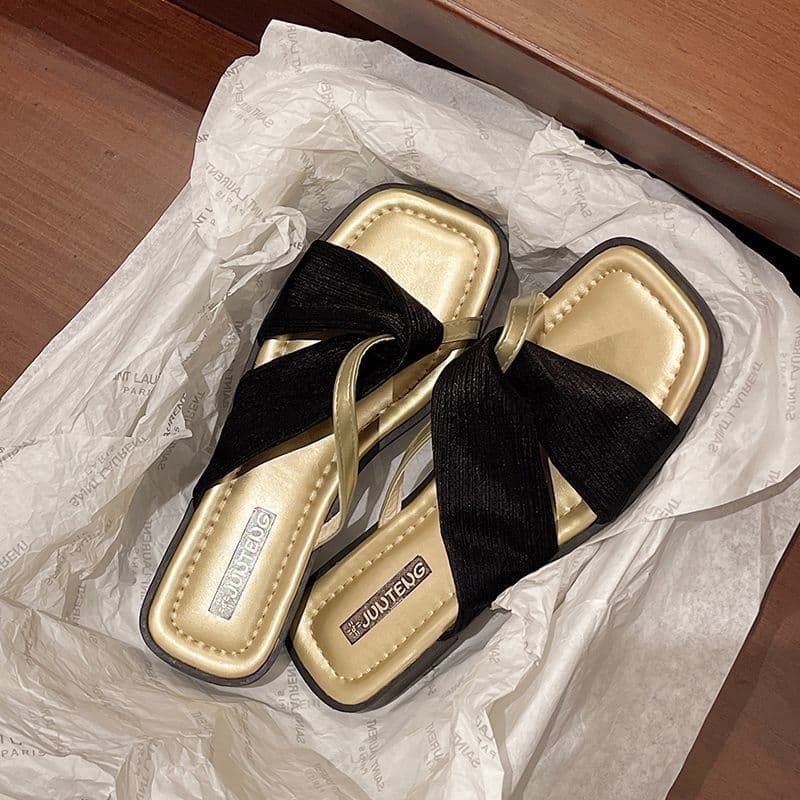 Chic French Trendy 2024 New Style Niche Hot Sandals for Dresses Women's Spring Outdoor Slippers