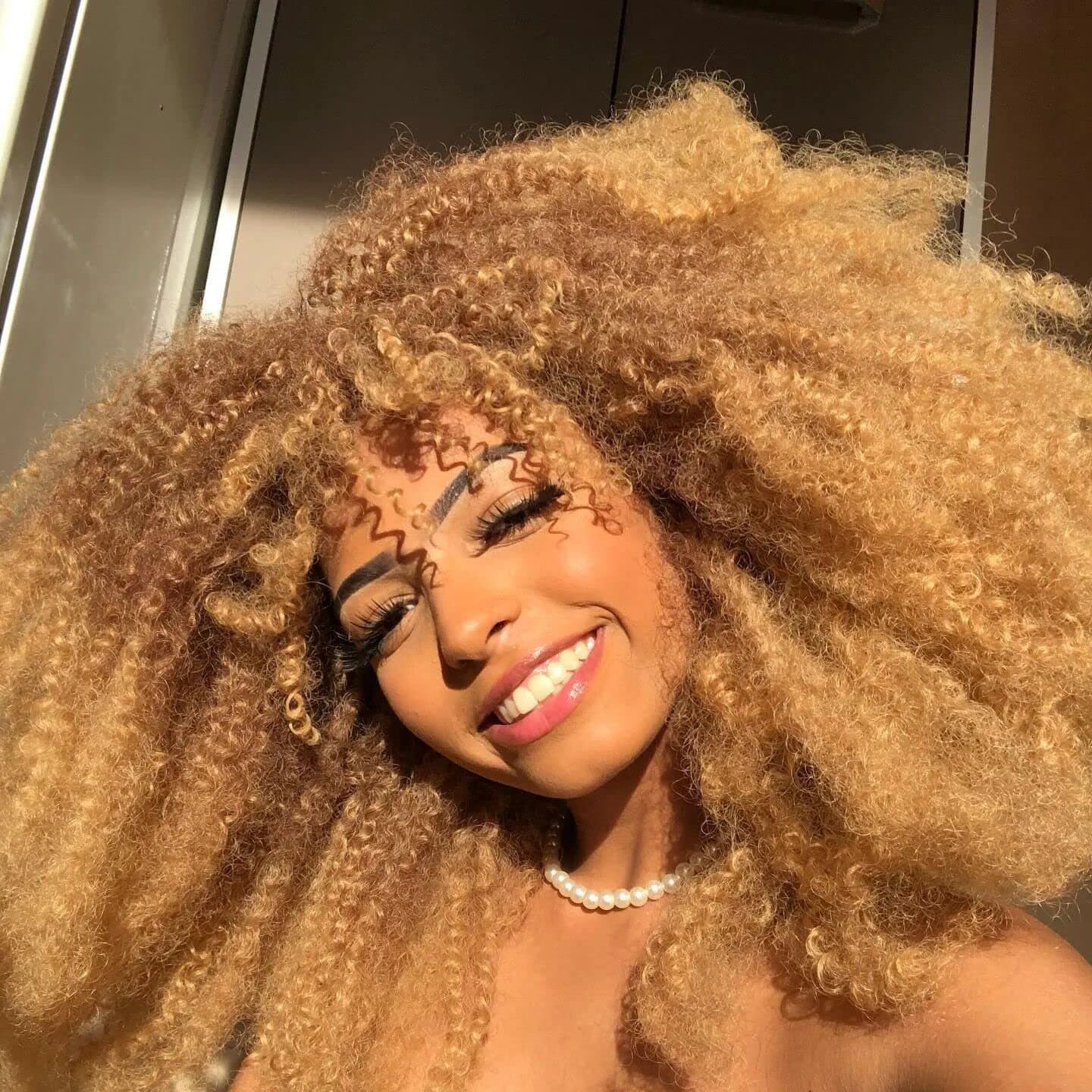 Blonde Curly Wig for Women, Blonde Bangs Wig Synthetic Heat-Resistant Hair, Suitable for Daily Use