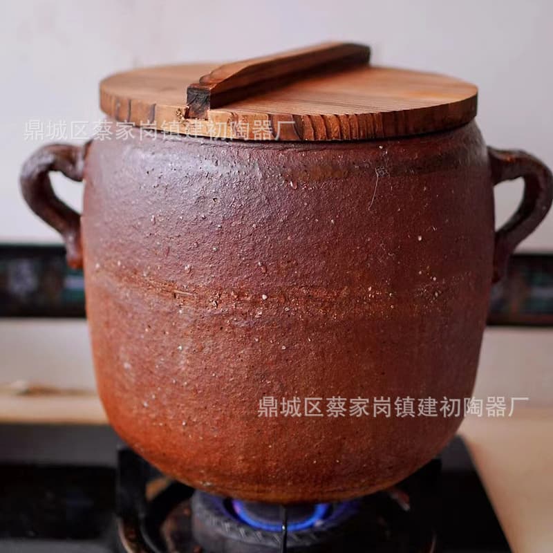 Old-fashioned handmade unglazed coarse clay pot for soup household gas-resistant high-temperature simmering soup braised meat stew pot casserole crock pot