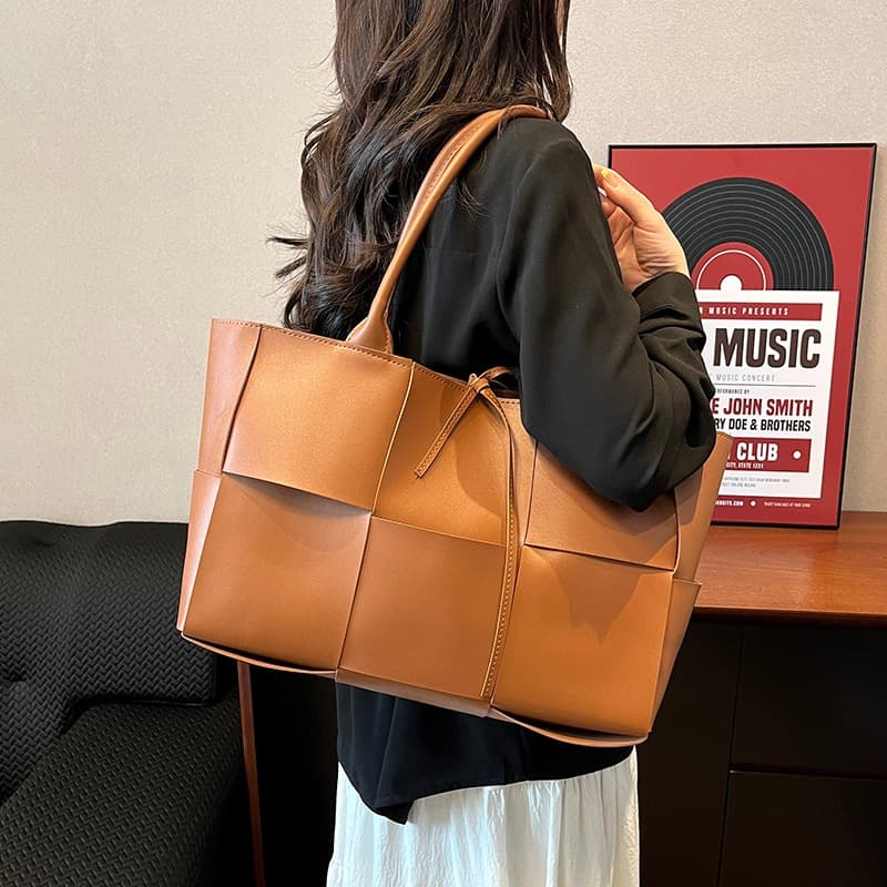 Cross-border High-end Sense Woven Bag Women's Underarm Big Bag Handbag Summer New All-match Large Capacity Women's Tote Bag