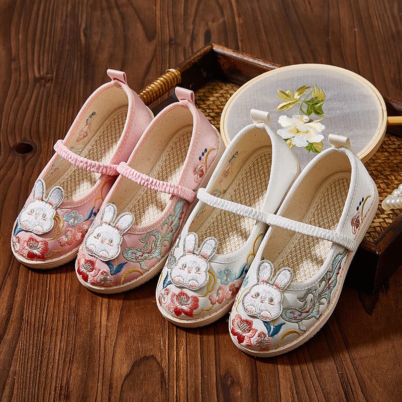Children's embroidered shoes, girls' Hanfu shoes, ancient Chinese style, old Beijing cloth shoes, scenic spot specialty shoes, drop shipping available.