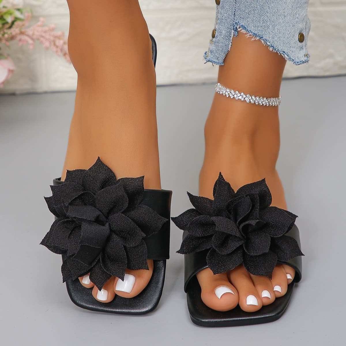 Large size foreign trade slippers women's summer fashion flat sandals European and American beach slippers flower slippers wholesale