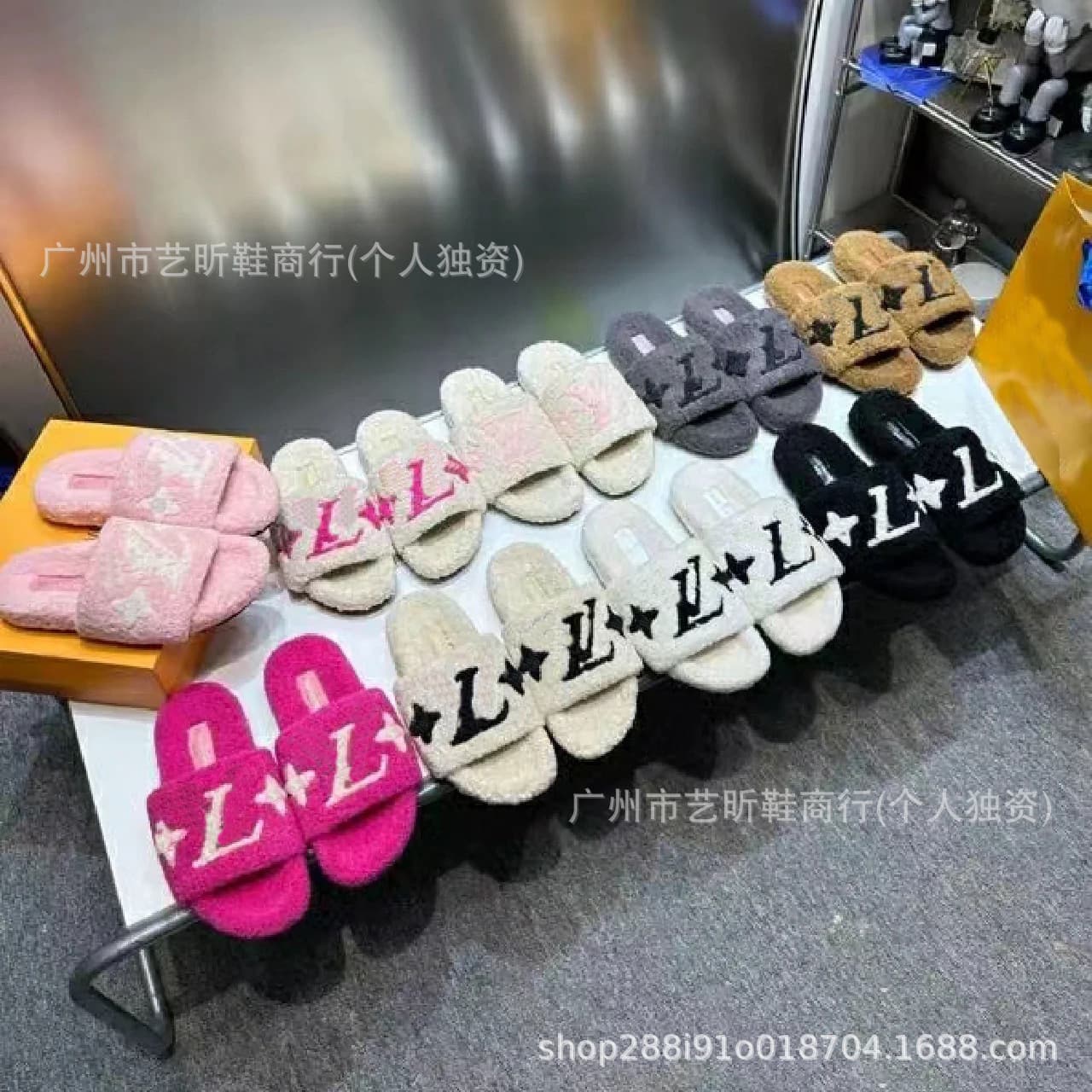 2024 New Luxury-style Women's Plush Outdoor Slippers, Fashionable Versatile Thick-Soled Lambswool Slippers for Women