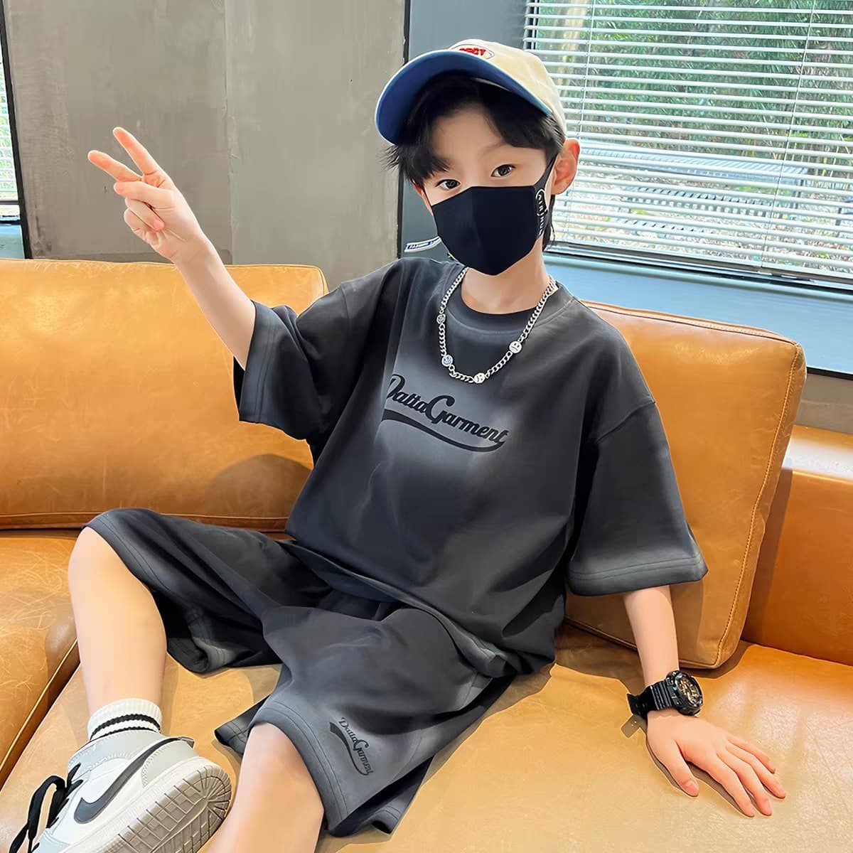 Boys summer clothing gradient short-sleeved T-shirt shorts two-piece set 2026 new medium and large children handsome boys sports suit