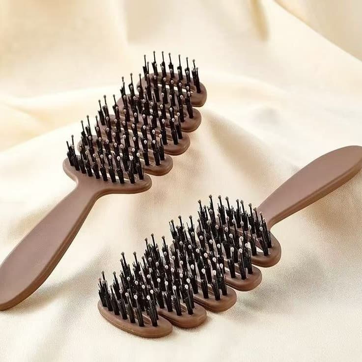 The popular pine cone boar bristle comb from Xiaohongshu (Little Red Book) is now available. It's a bouncy, scalp-massaging, anti-static, and massage comb with a ribbed design.