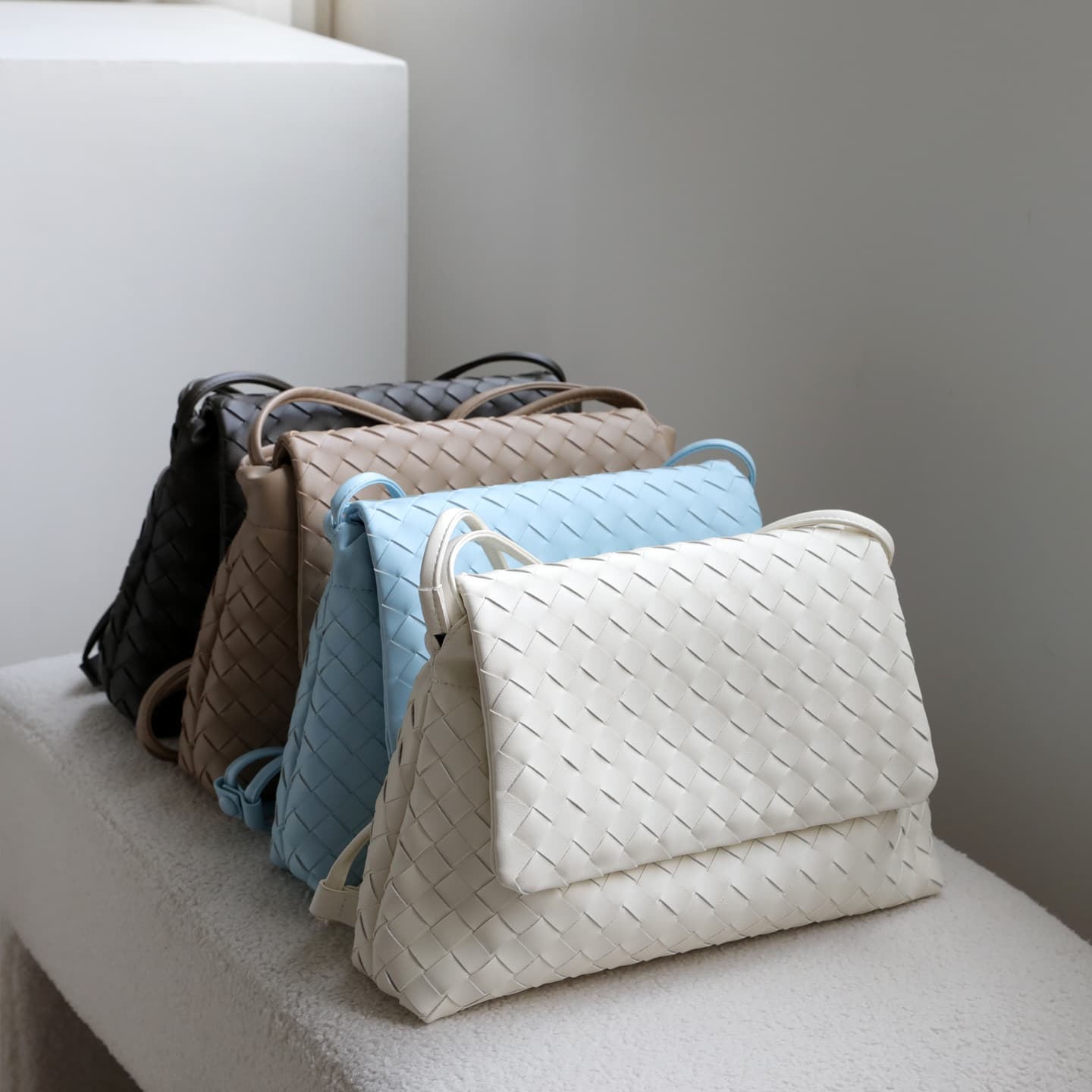 Flip-Top Hand-Woven Messenger Bag for Commuting, Large Capacity Trash Bag, Single Shoulder Crossbody Bag for Women