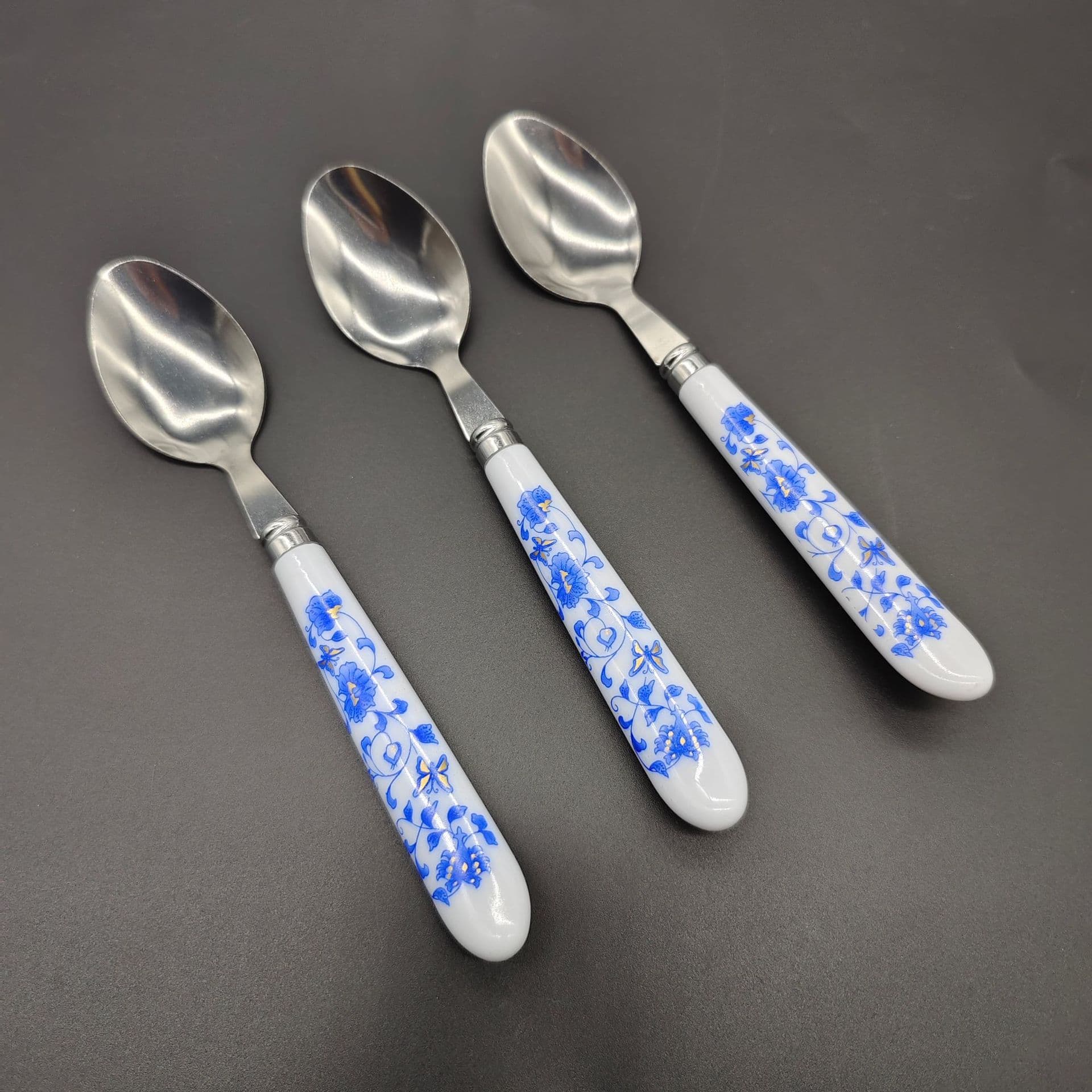 Household stainless steel blue and white porcelain handle spoon restaurant ceramic handle stainless steel round head soup spoon one yuan wholesale
