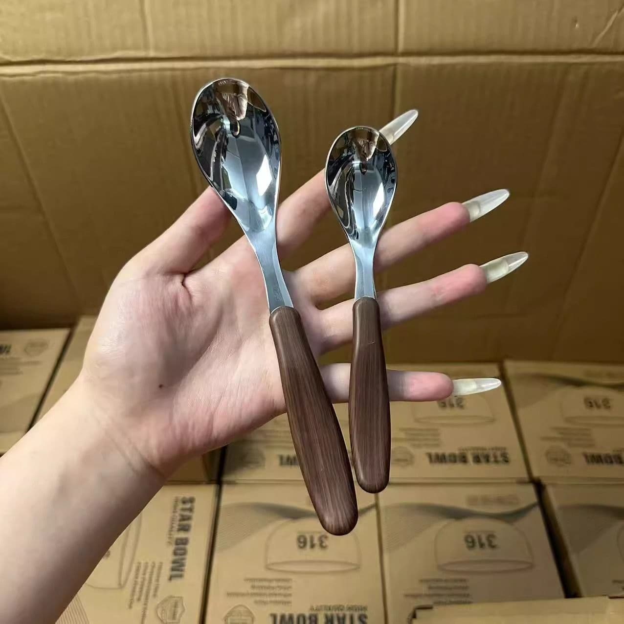 Stainless steel forks and spoons for babies and children, feeding for infants and children, for desserts, and fruit.