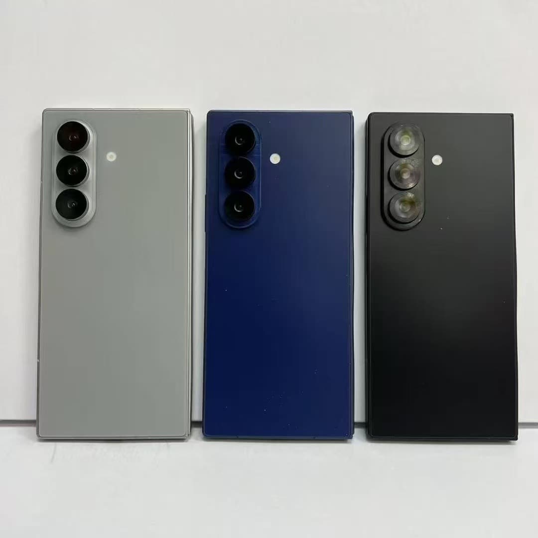 Samsung Z Flip7/Z Fold7 foldable phone dummies as toy display models