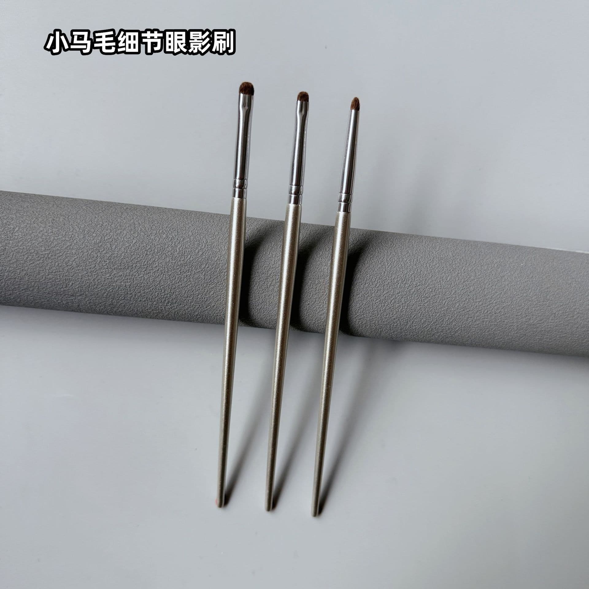 Cone-Shaped Detail Highlighting Small Size Horse Hair Eyeshadow Brush Wooden Handle Long Pole for General Use by Other Brand
