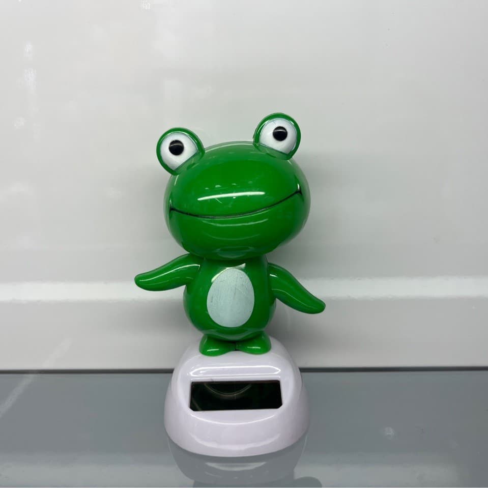 Car Dashboard Decoration Solar Powered Swinging Frog Ornament Vehicle Interior Decor