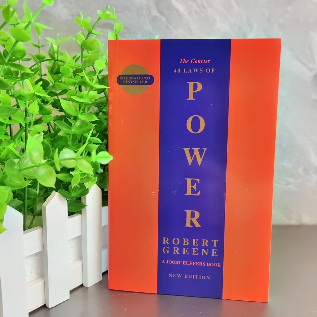The Concise 48 Laws of Power: English Version by Robert Greene