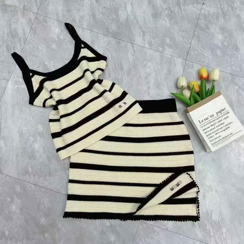 miu series of high-quality and high-end vacation style short handmade hooked vests, hip-covering skirts, and short-sleeved series