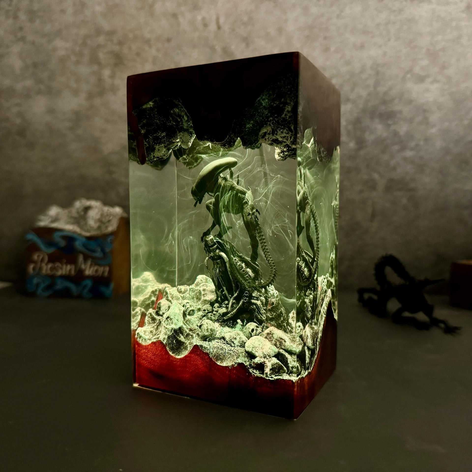 Cross-border popular space monster alien peripheral alien epoxy resin night light is a gift for movie lovers