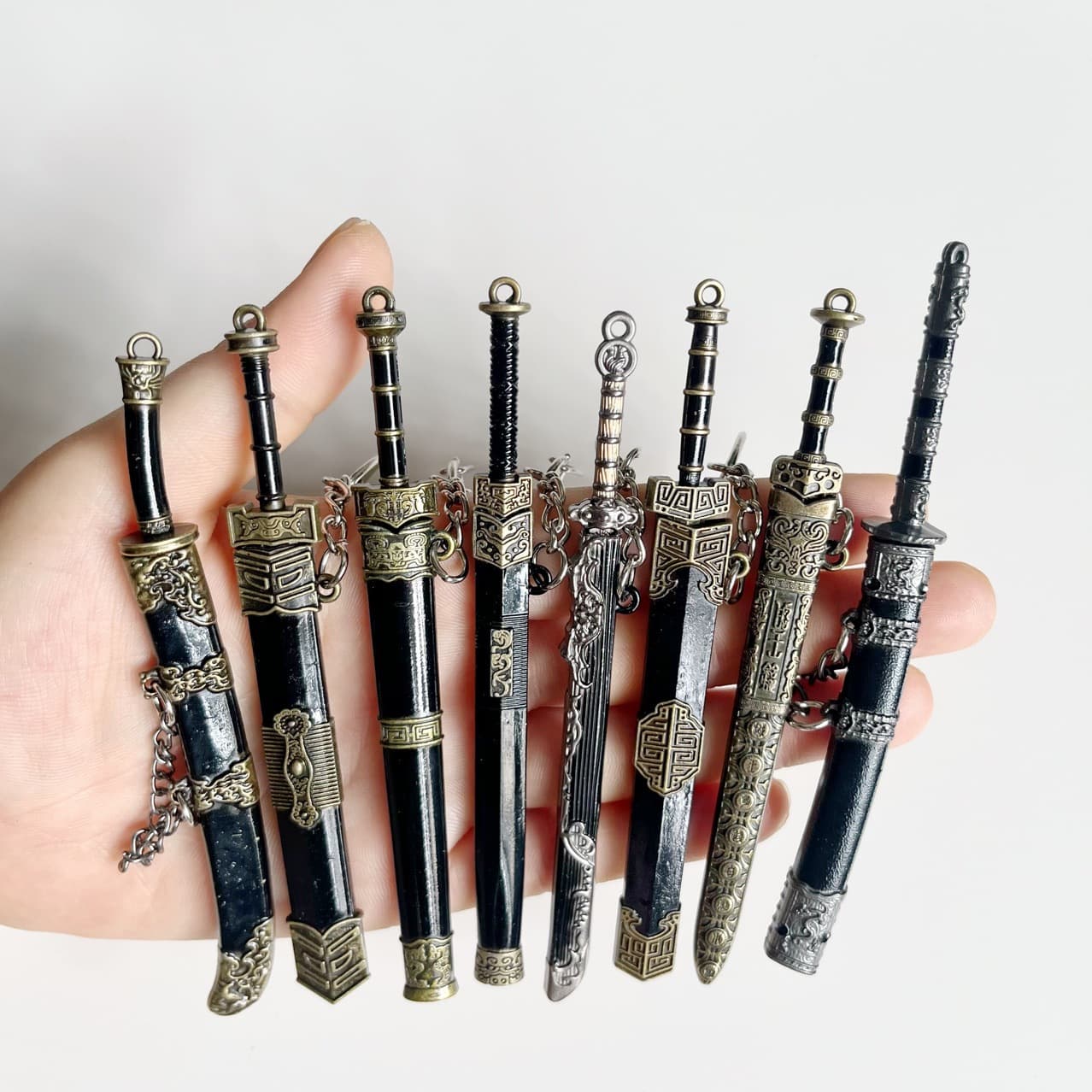 Ancient Cold Weapon Brocade Guard 12cm Mini Yue King Goujian Embroidered Spring Knife Keychain Pendant Metal Weapon