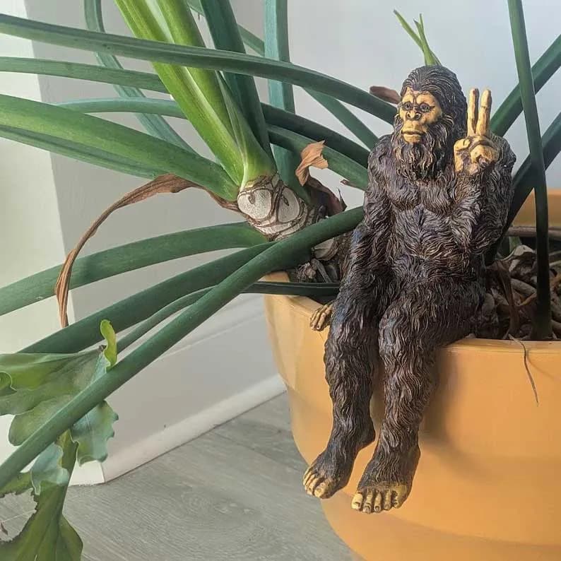 New Arrival Funny Bigfoot Peace Statue Quirky Office Home Decor Garden Ornament