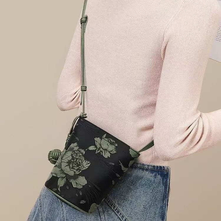 New Chinese-Style Women's Bag 2026 Casual Niche Versatile Shoulder Crossbody Bag High-End Commuter Bucket Bag Phone Bag