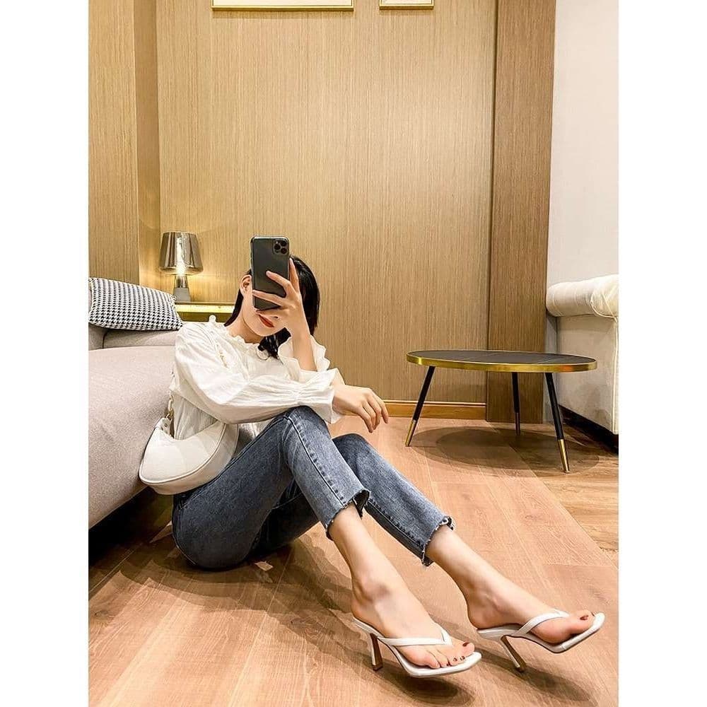 Off-white toe-post sandals for women, summer outdoor wear, trendy fashion mid-heel versatile square-toe high-heel slippers 2025 new