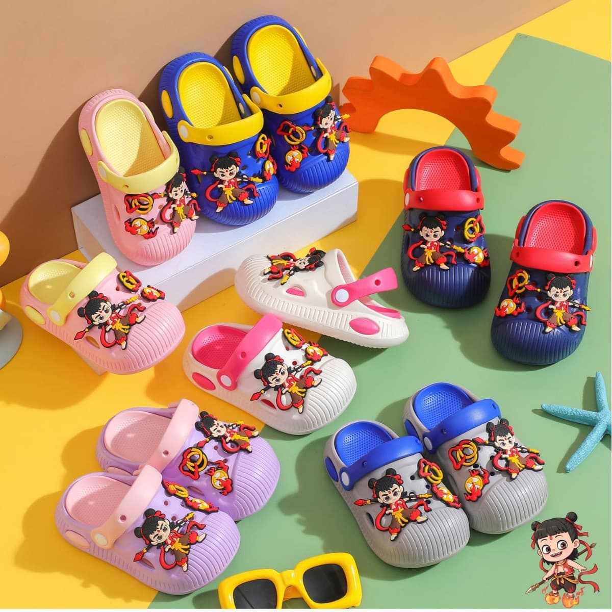 In stock EVA children's summer beach clogs, boys' and girls' sandals, cartoon-themed slippers for home and outdoor wear.