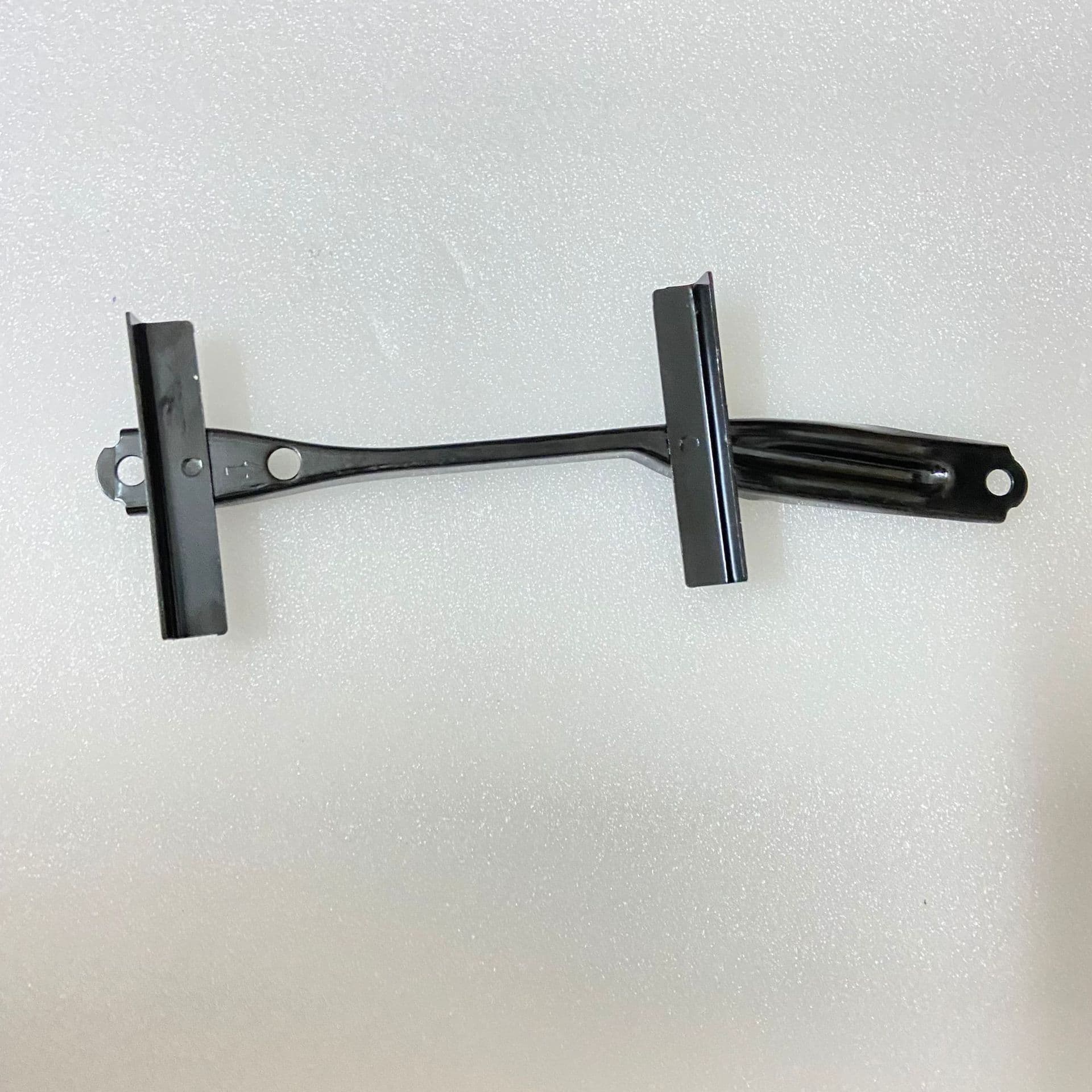 74404-08020 is an ignition source compatible with Toyota Sienna battery brackets.