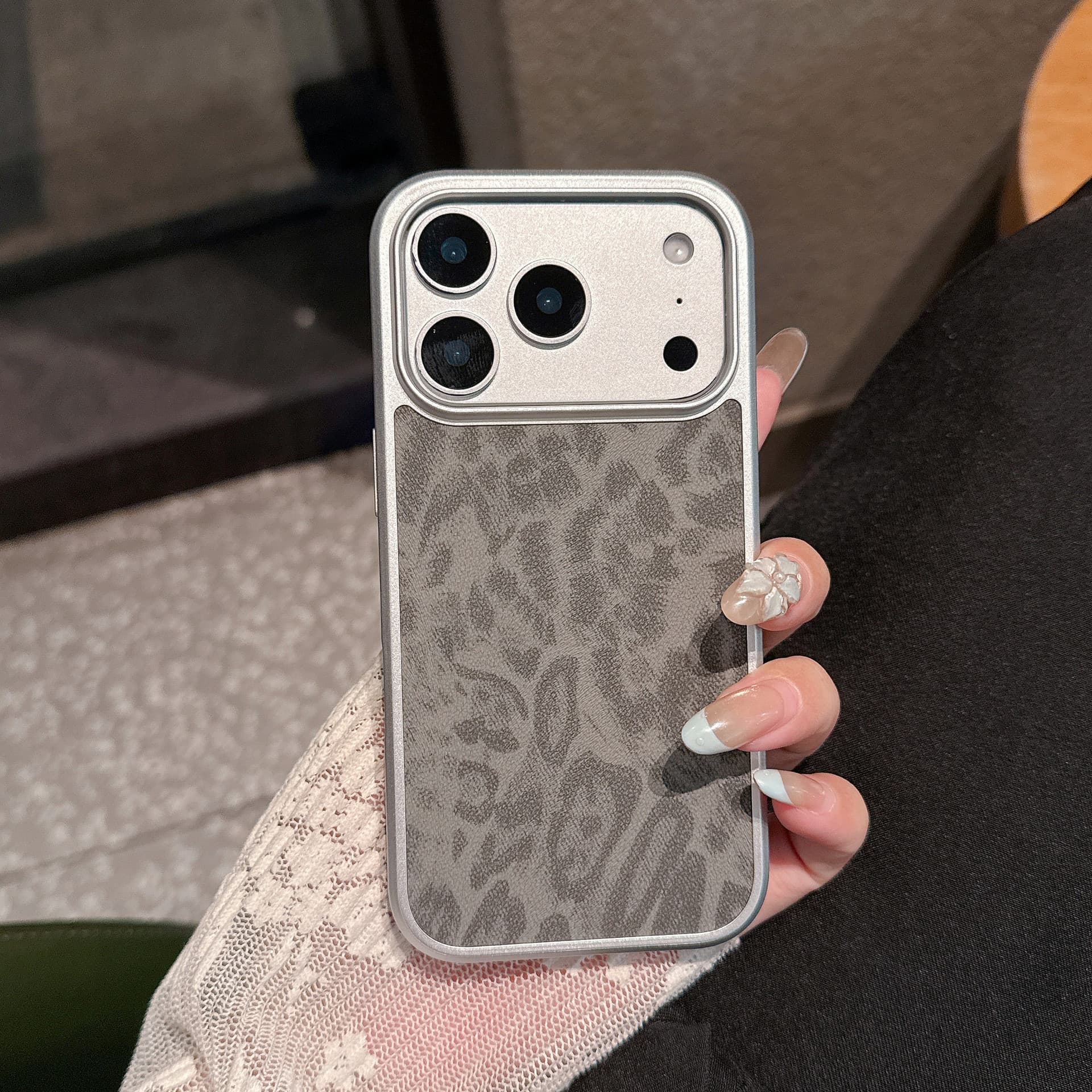For iPhone 17 Pro Max Case Large Hole Leopard Print Sticker Skin Texture iPhone 16 Girl Anti-Drop Protective Cover