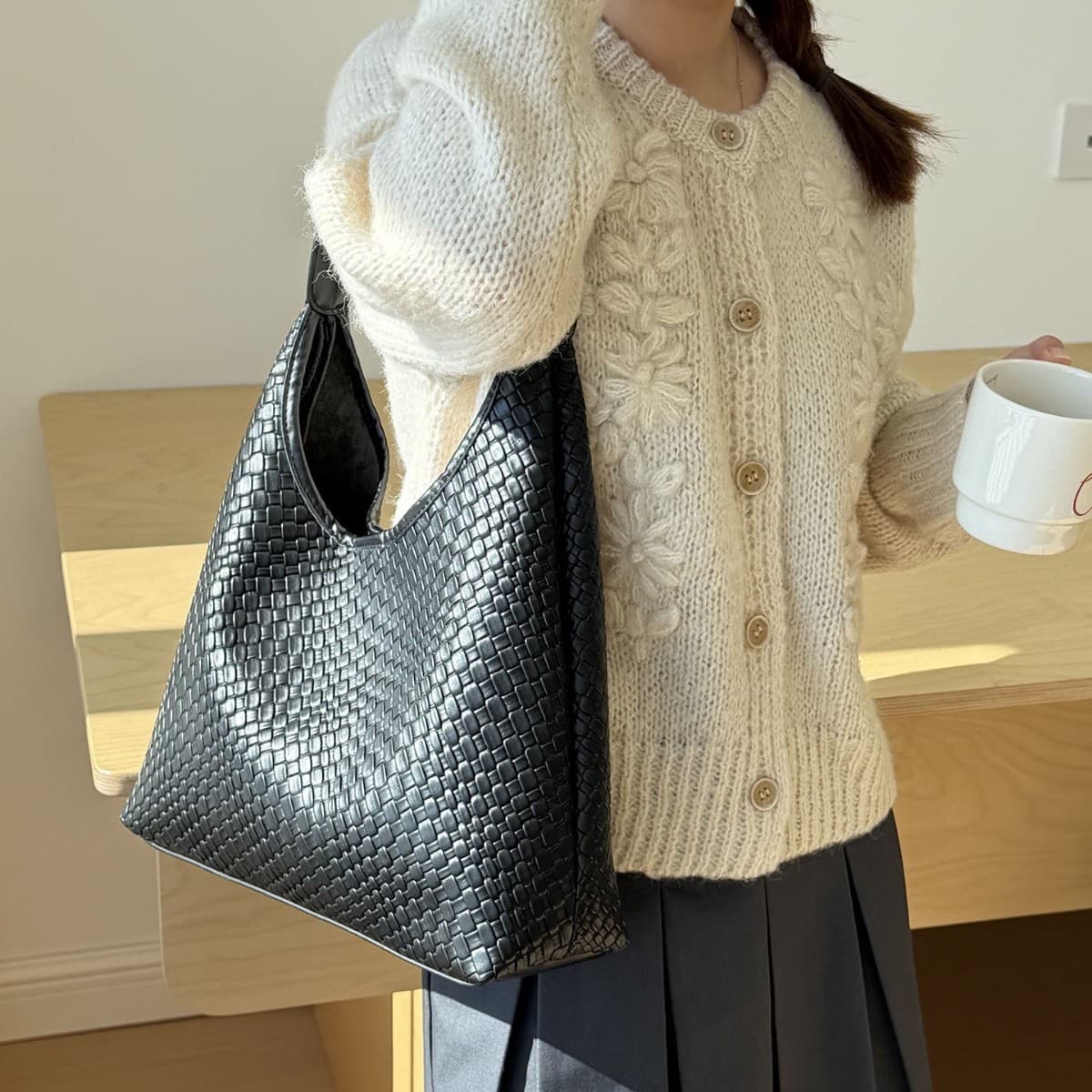 Women's 2026 New Large Capacity Casual Woven Tote Bag, Niche High-End Versatile Vintage Commuter Bag