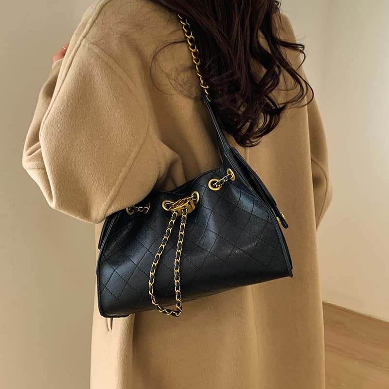 2026 New Chanel-Style Diamond Quilted Chain Bag Women Large Capacity Bucket Bag Shoulder Underarm Bag Commuter Bag