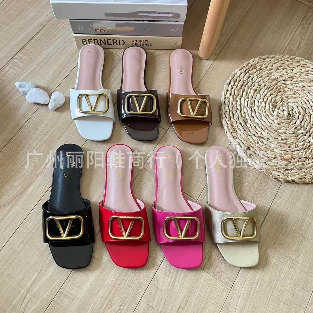 2025 New Classic Valentino Summer Slippers Casual Rhinestone Open Toe Flat Outdoor Sandals for Women