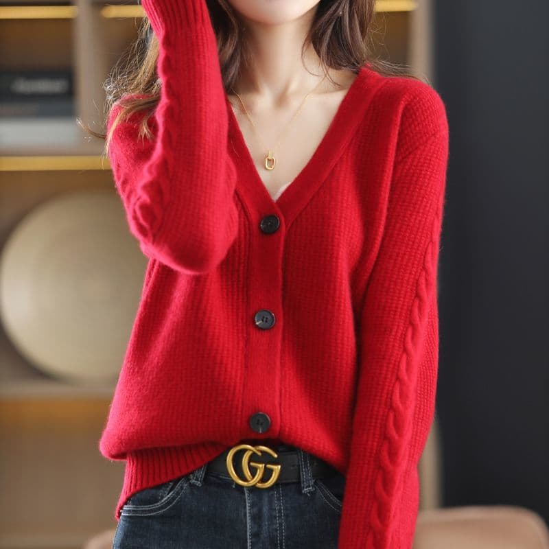 Plus-size knitted cardigan sweater, new style, loose and relaxed fit, long top for women.