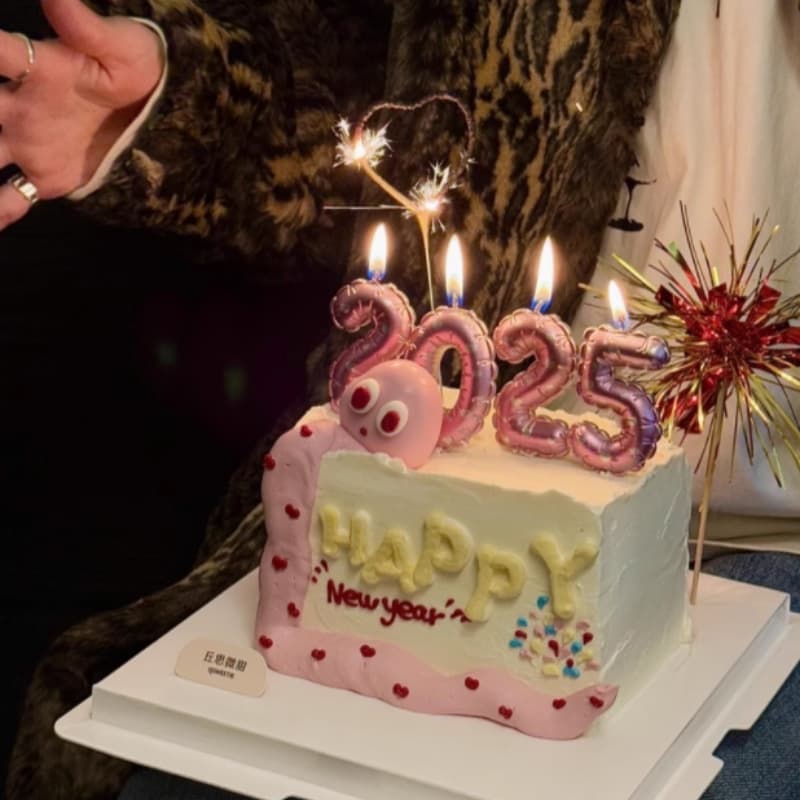 New Year's Eve and New Year's Day Trendy Baking Cake Decoration Insert 2025 Pink Heart Number Candle Bear Figurine