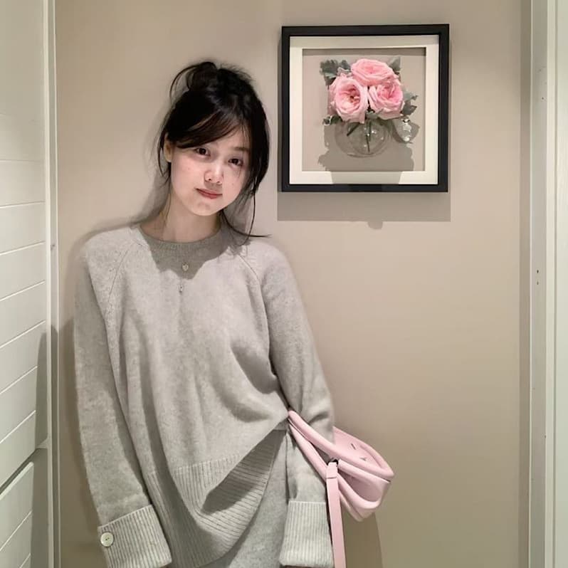 2025 new high-end round neck temperament solid color long-sleeved sweater for women autumn and winter loose and versatile chic casual top