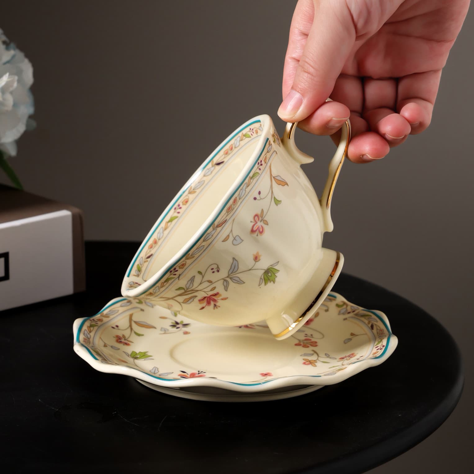 European-Style Gold-Rimmed Floral Vine Coffee Cup and Saucer, Beige Vintage Floral Ceramic Cup, Exquisite and Beautiful Afternoon Tea Cup