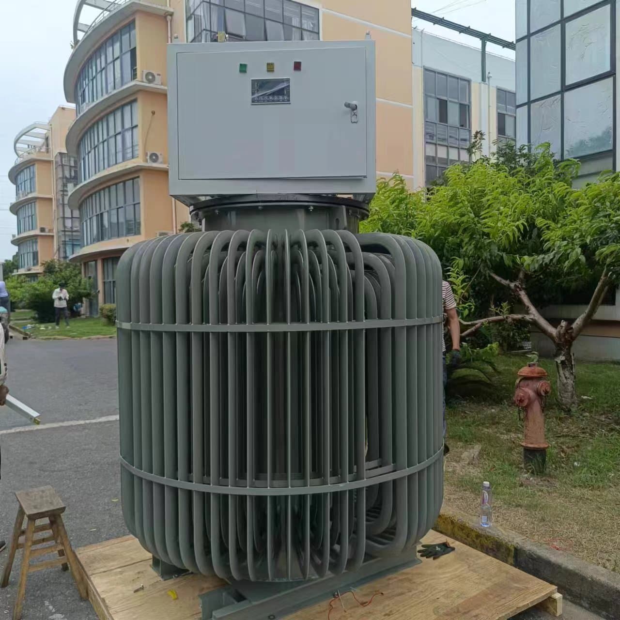 Three-Phase Oil-Immersed Induction Voltage Regulator 2000KVA High-Power Voltage Regulator Smart Automatic Voltage Regulator 380V400