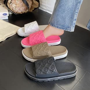 Trendy Slippers Men Women Summer Outdoor Fashion 2026 Thick Sole Chunky Soft Sole Embossed Beach Slippers Flip-flops