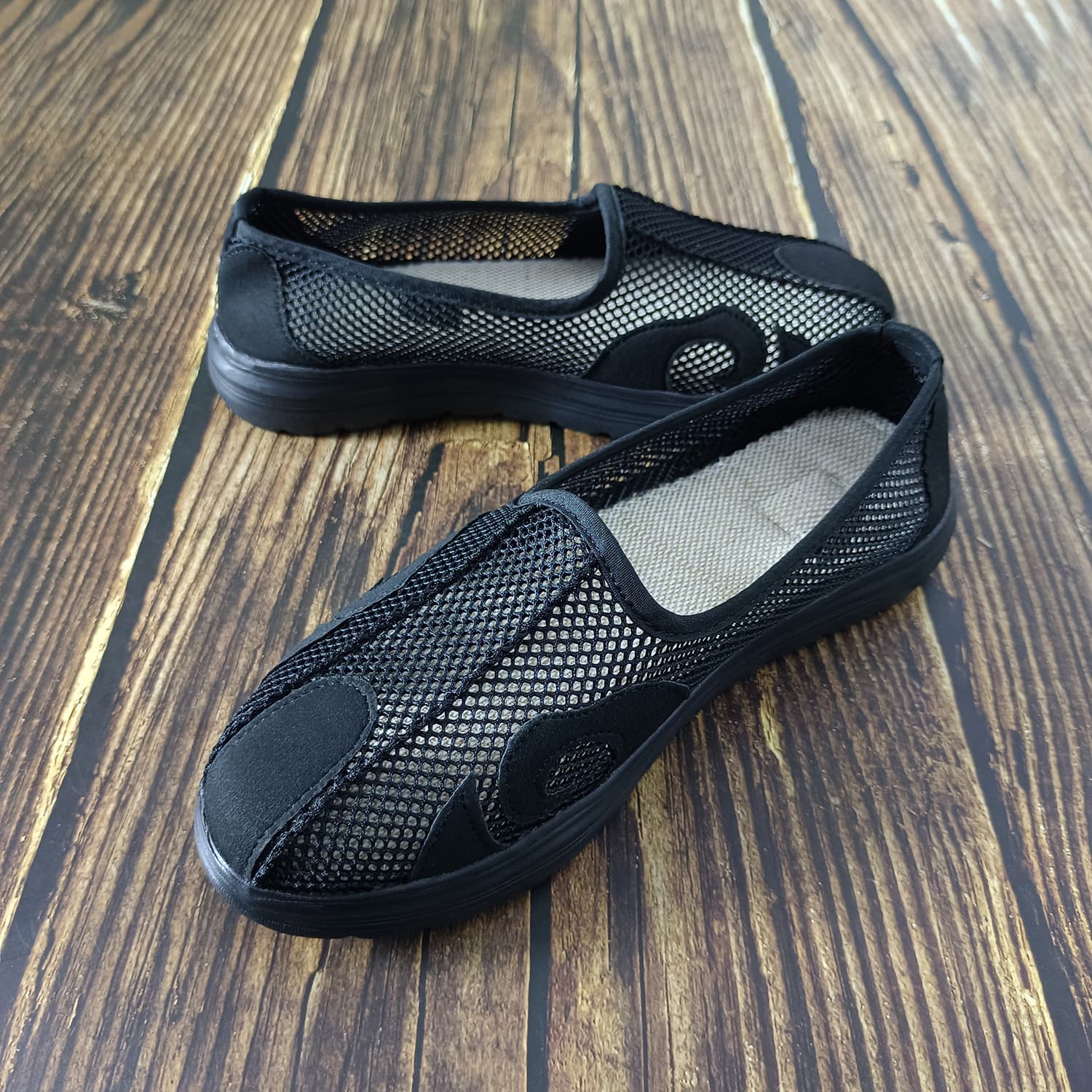 Summer mesh sandals with double bridges and double noses, breathable, non-slip, and durable for men and women.