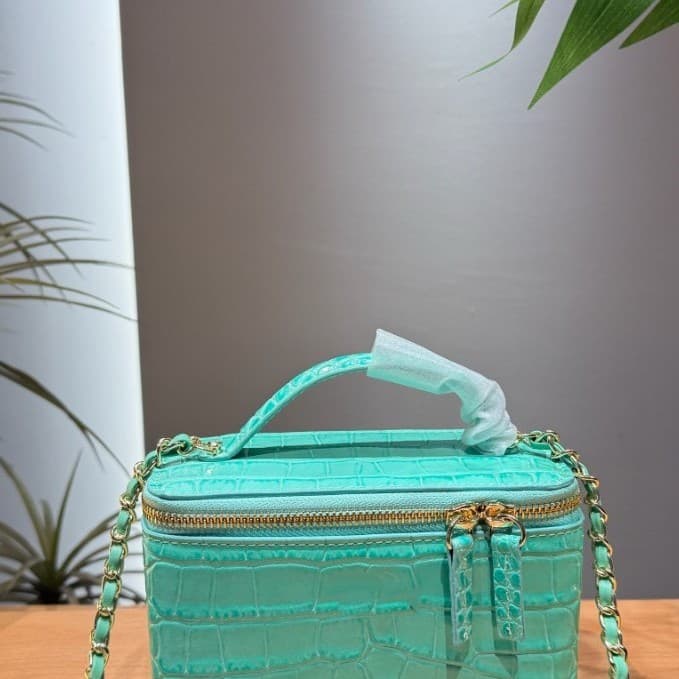 Mini portable retro crocodile embossed convenient makeup box bag, fashionable chain crossbody trendy toiletry lunch box bag