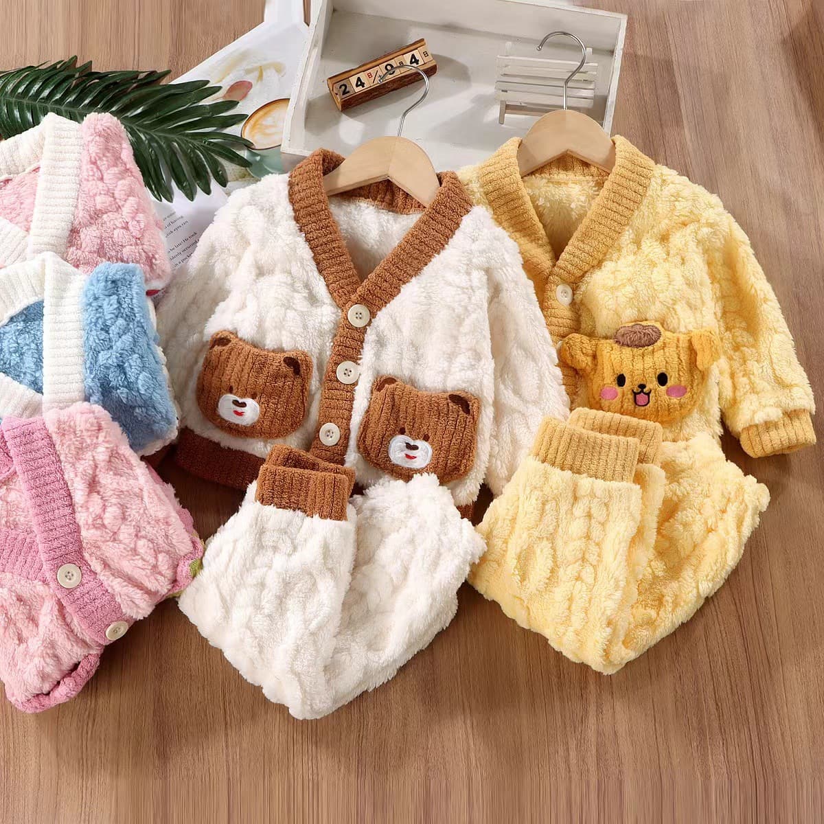 Children's flannel pajamas set for boys and girls, plus velvet home clothes, thickened coral velvet, warm and cute for little children in the wind