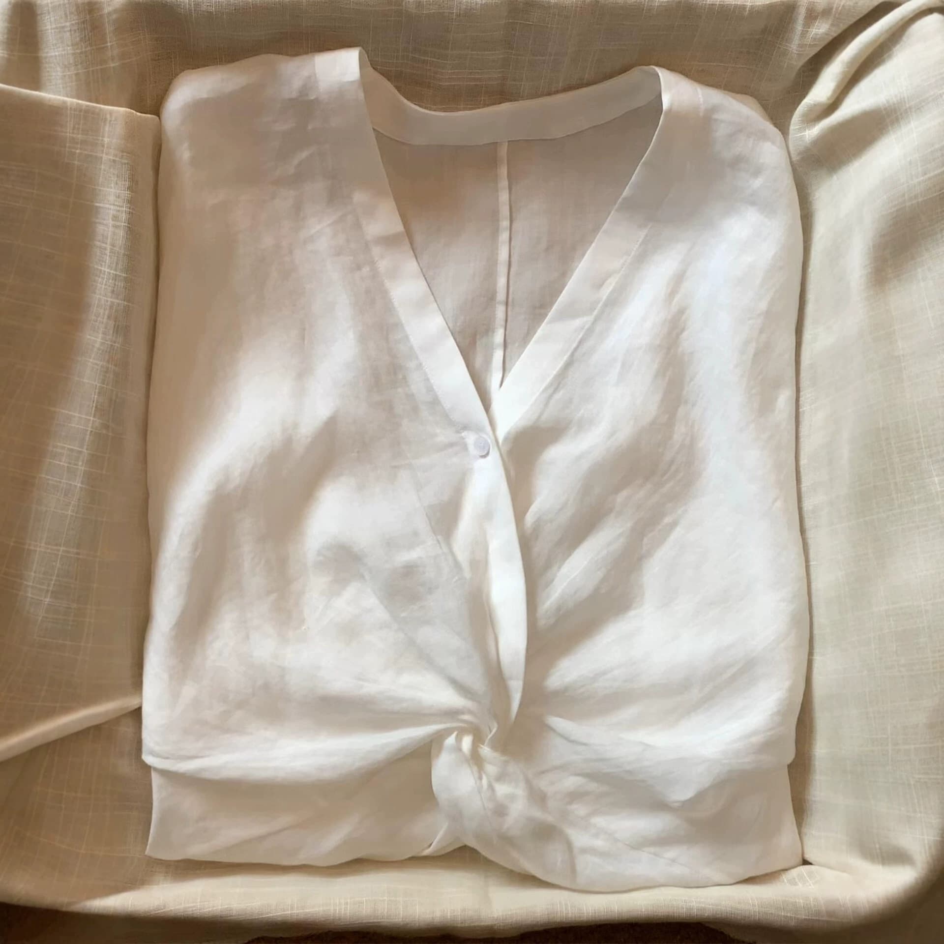 Highly Recommended! Minimalist High-End White Twisted V-Neck Shirt for Women Spring Summer New Versatile Blouse