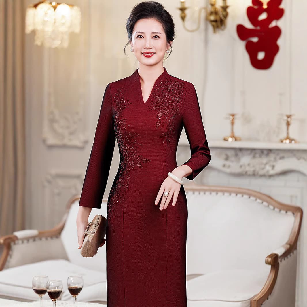 Young mother-in-law's Chinese-style modified cheongsam dress, new spring fashion with beading, wedding banquet attire and toasting dress.
