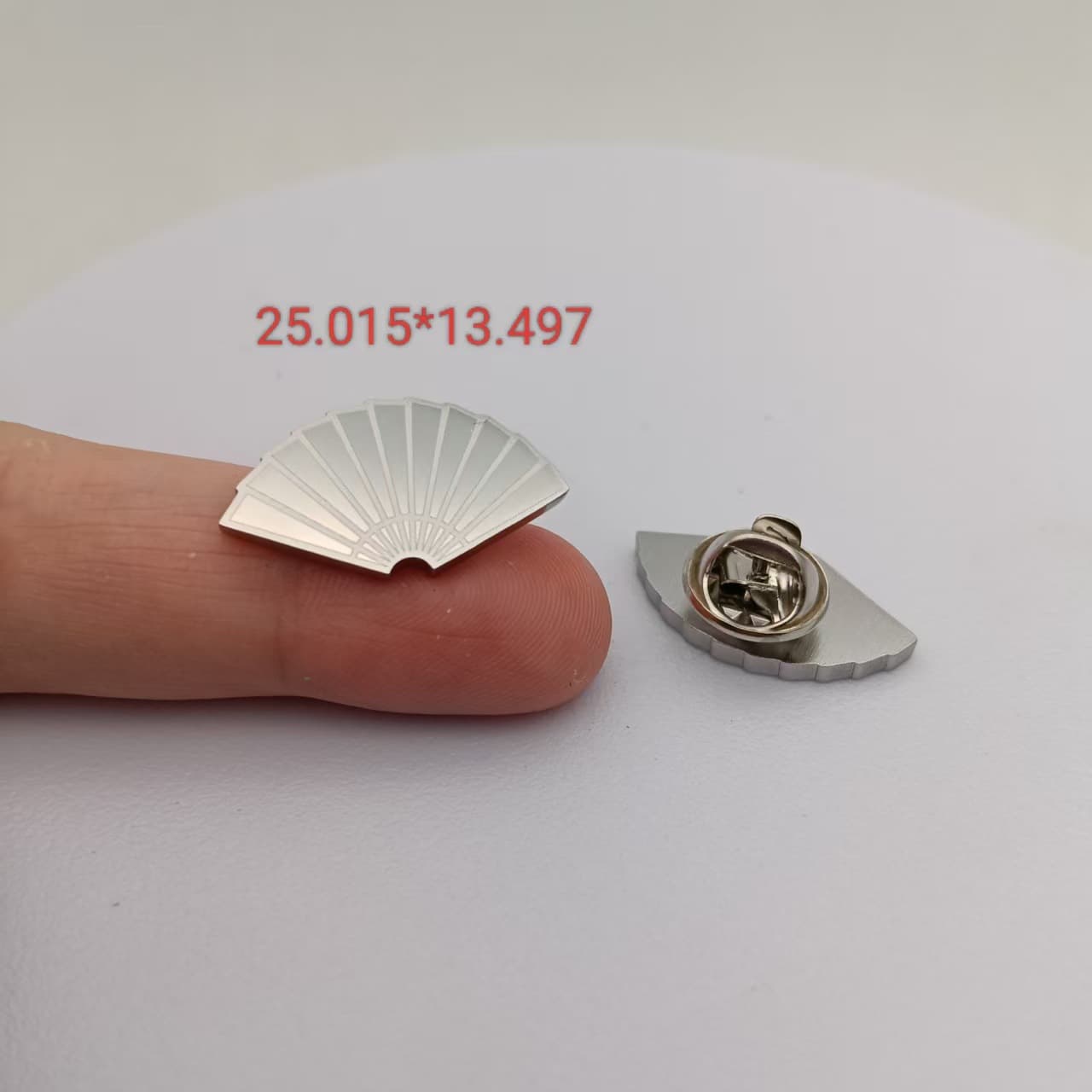 The new model is available for the five-star hotel Mandarin Oriental brooch and name badge. The minimum order is 1 piece and will be shipped on the same day.
