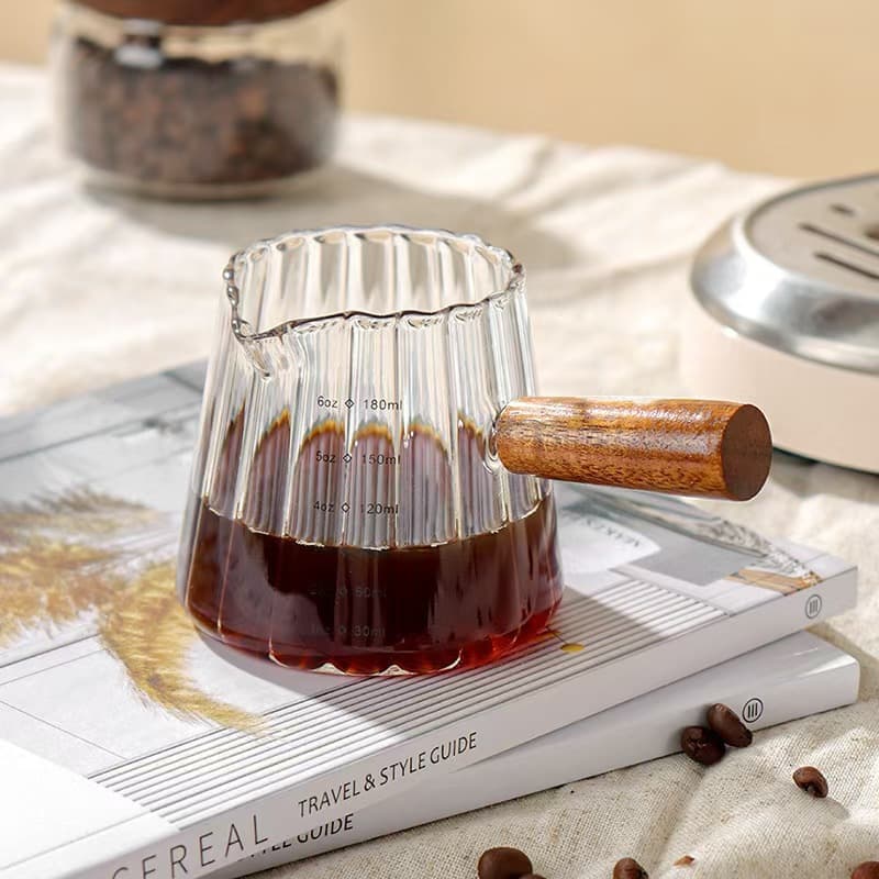 High-Temperature Resistant Wooden Side Handle Measuring Milk Pitcher with Scale, Borosilicate Glass Coffee Measuring Cup, Simple Thickened Milk Jug