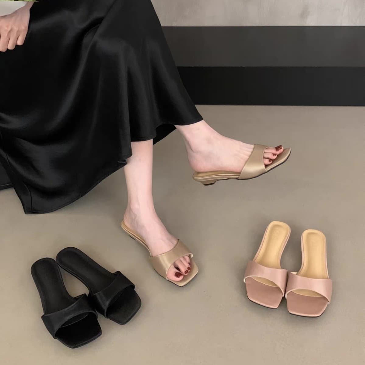 Korean Style Flat Slide Sandals for Women Summer 2026 New Wedge Heel Beach Shoes Versatile Women's Shoes French Style Small Sandals