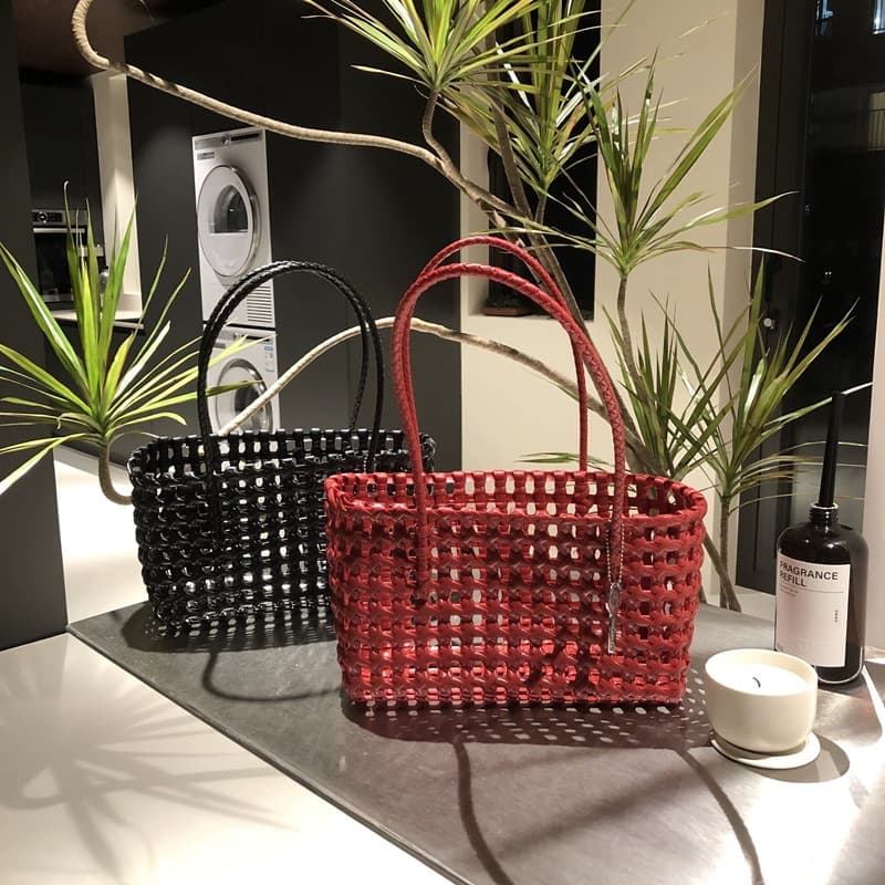 Spot hollow woven bag popular plastic woven bag shoulder handbag French woven vegetable basket holiday beach bag for women