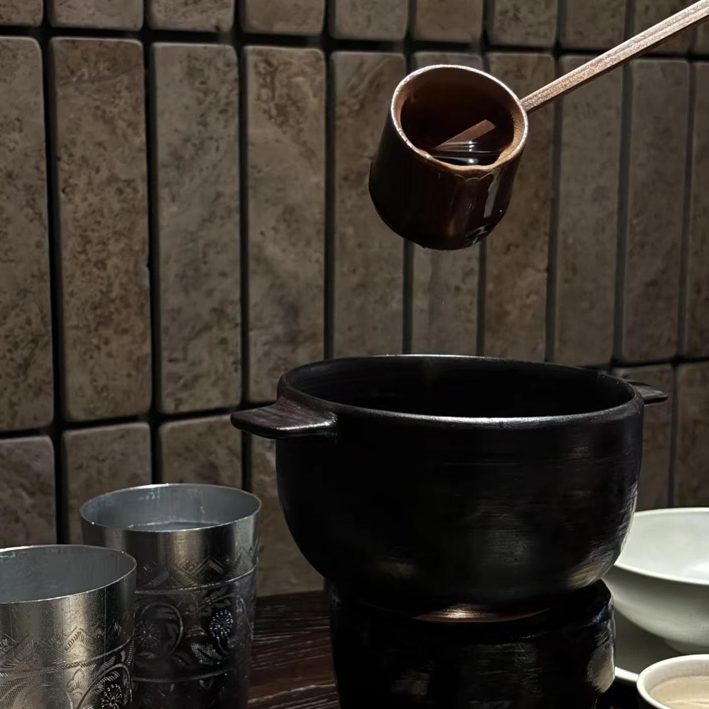 ✅ Antique-style ceramic insulated tea stove with internet-famous rustic design, featuring Yunnan mushroom hot pot and Guizhou sour soup hot pot specialty meals.
