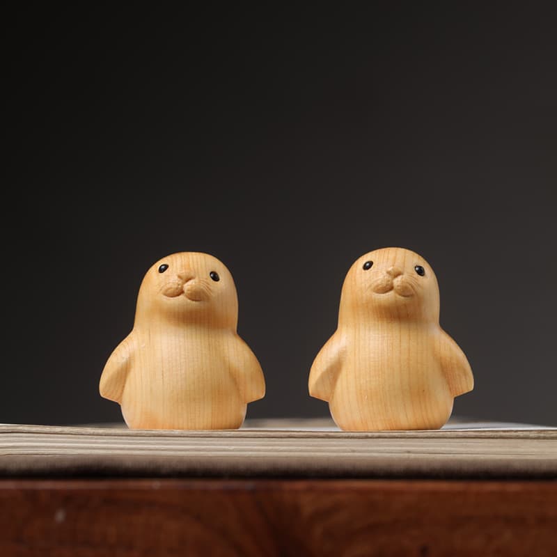 Cute Little Seal Wood Carving in Thuja Wood, Wooden Car Ornament, Office Desk Decoration, Handheld Piece, Tea Pet