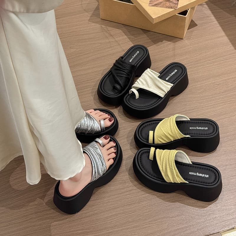 French Style 2026 Platform Sandals High-Heel Summer Unique Thick Sole Rhinestone Thong Sandals for Women Design Toe Loop