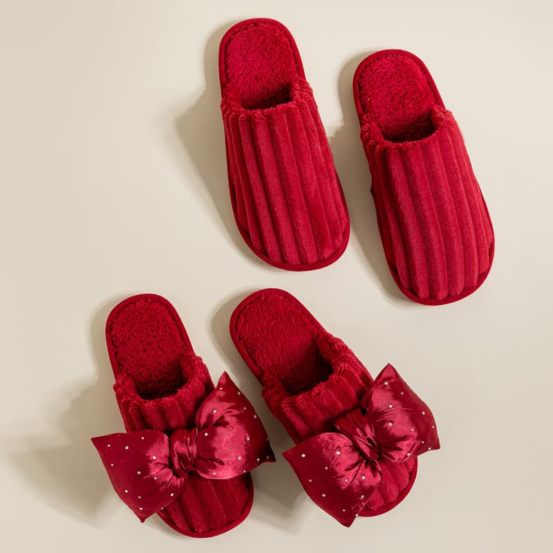 A pair of red wedding slippers for newlyweds, high-end festive dowry couple's style, suitable for autumn and winter bride and groom ceremonies.