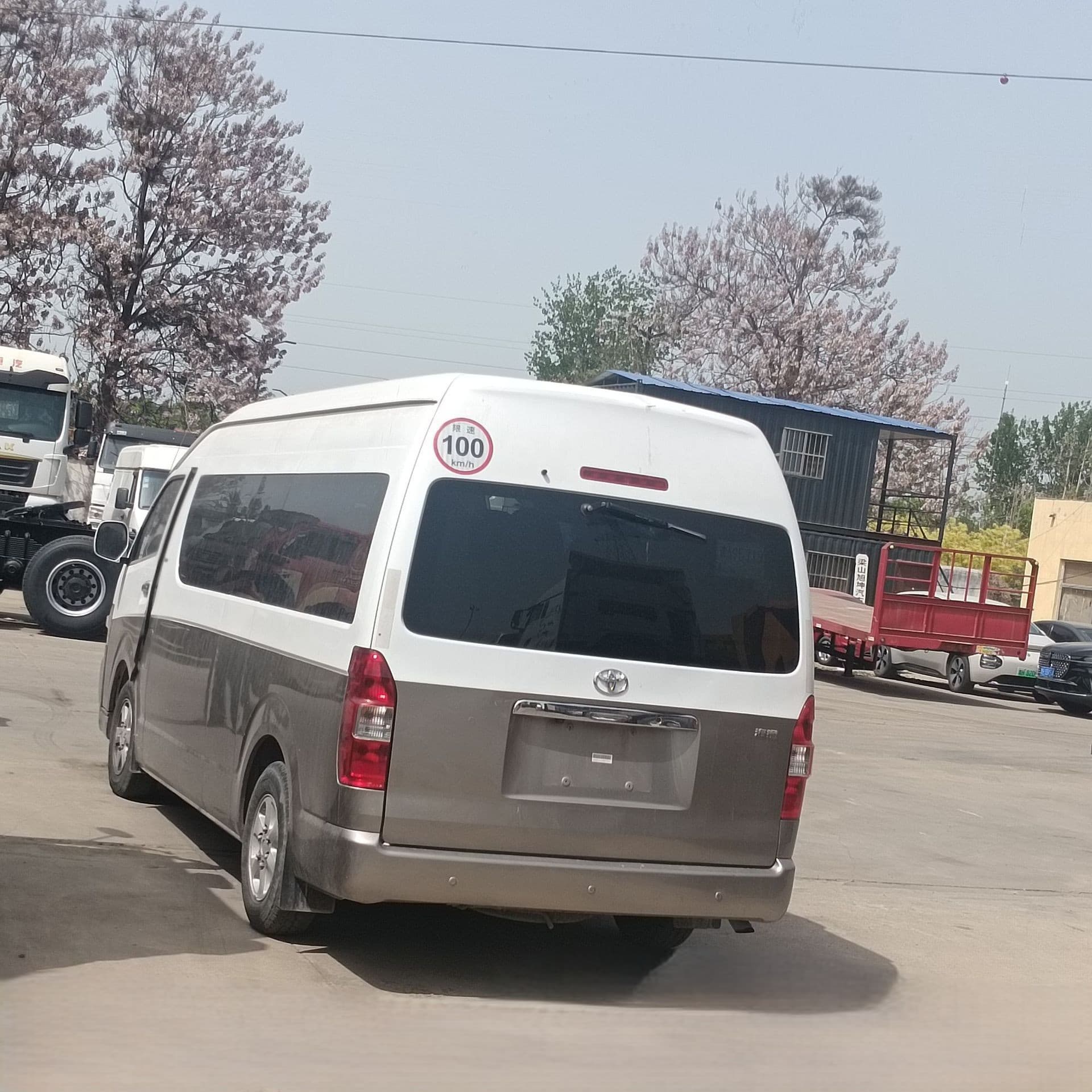 Export Premium Refurbished Coaster VIP Reception Minibus Toyota Hiace 17-Seat 19-Seat Commute Bus
