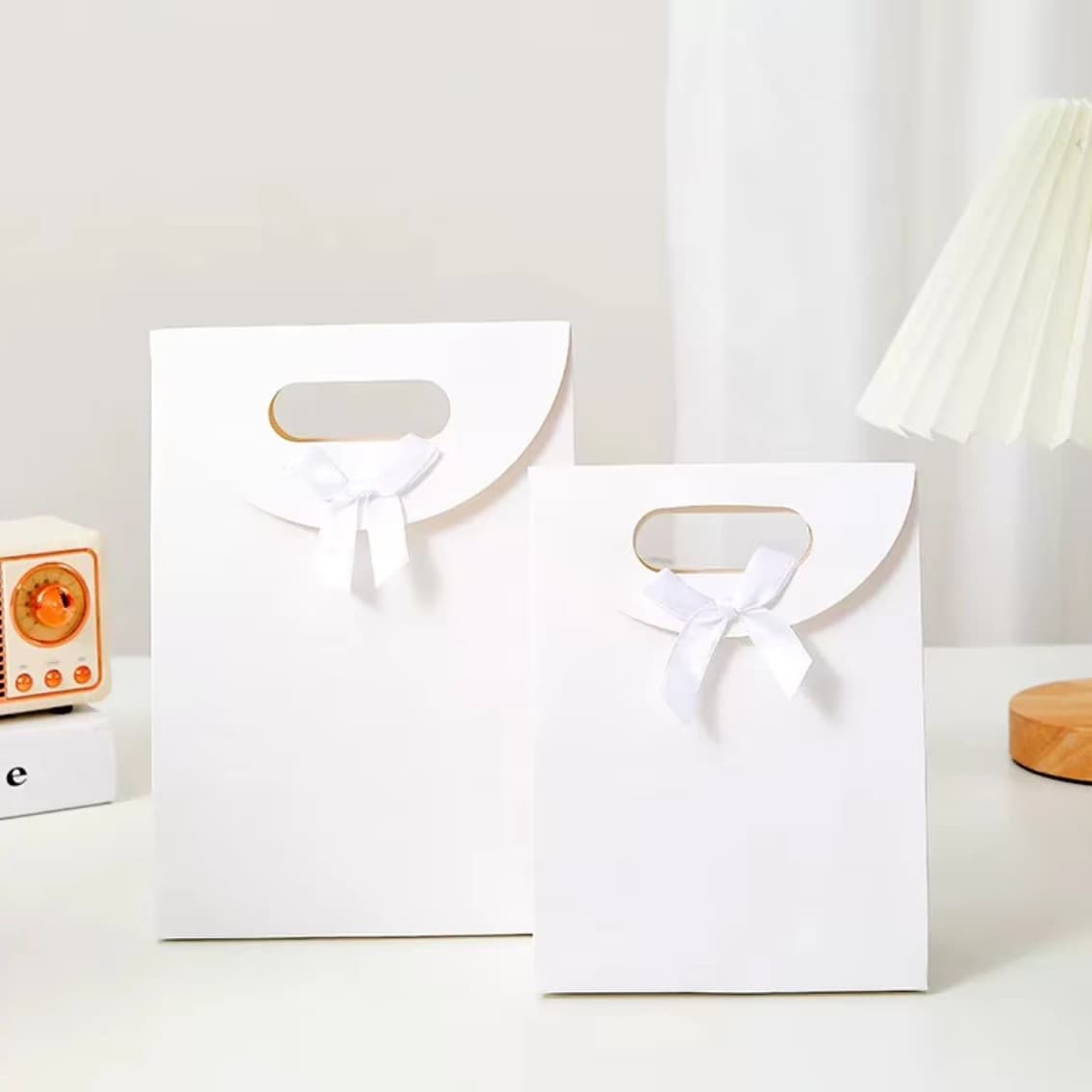 Custom Paper Bags Handbag Wholesaler Eco-Friendly Luxury Paper Bags with Printing Gift Cute Clothing Paper Bags