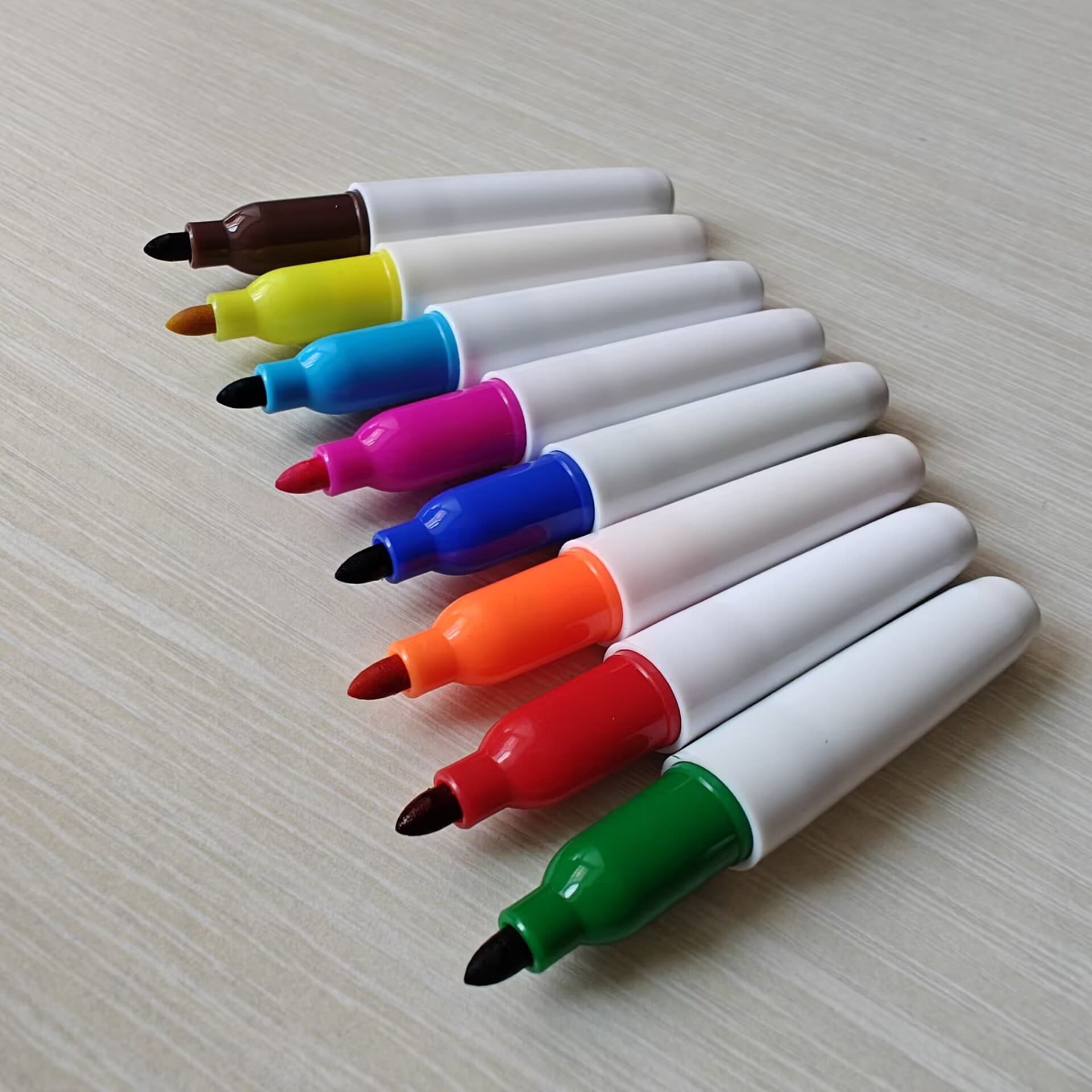 Manufacturer supplies multi-color markers and children's drawing crayons. Five colors are in stock and selling well. Three colors are available for hooking golf balls and drawing lines.